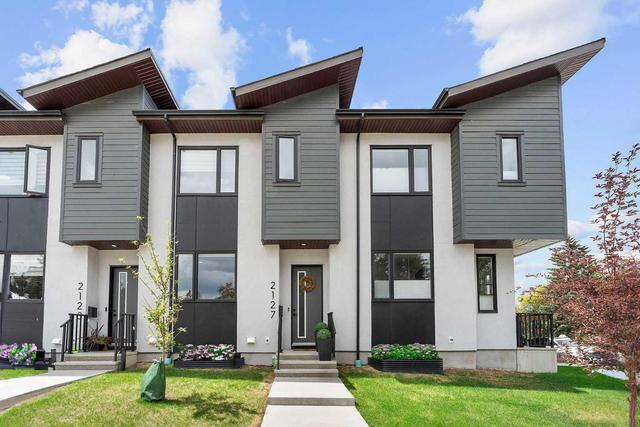 2127 12 Street Nw, Home with 3 bedrooms, 3 bathrooms and 1 parking in Calgary AB | Image 2