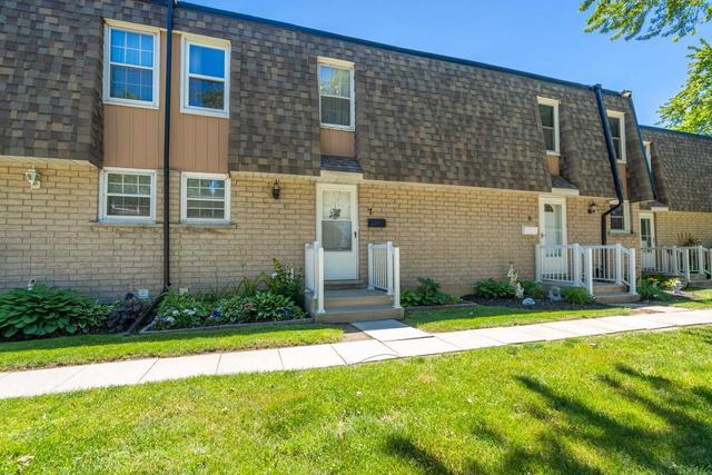 7 - 153 Limeridge Rd W, Townhouse with 3 bedrooms, 2 bathrooms and 1 parking in Hamilton ON | Image 12