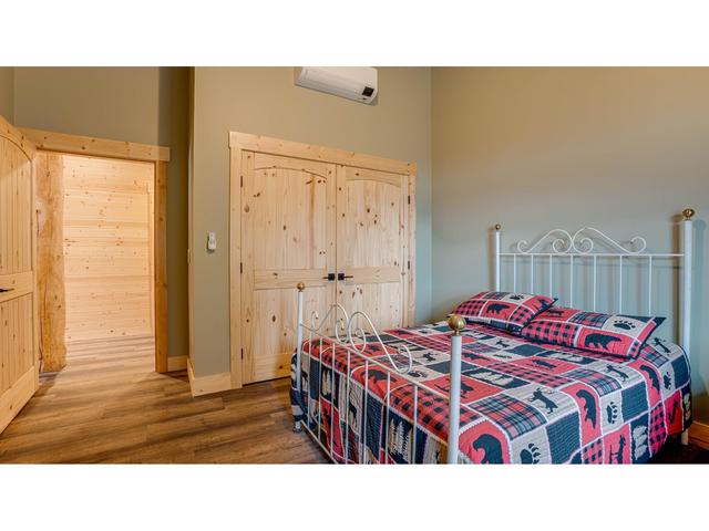 682 Lower Inonoaklin Rd, House detached with 3 bedrooms, 3 bathrooms and 10 parking in Central Kootenay K BC | Image 26