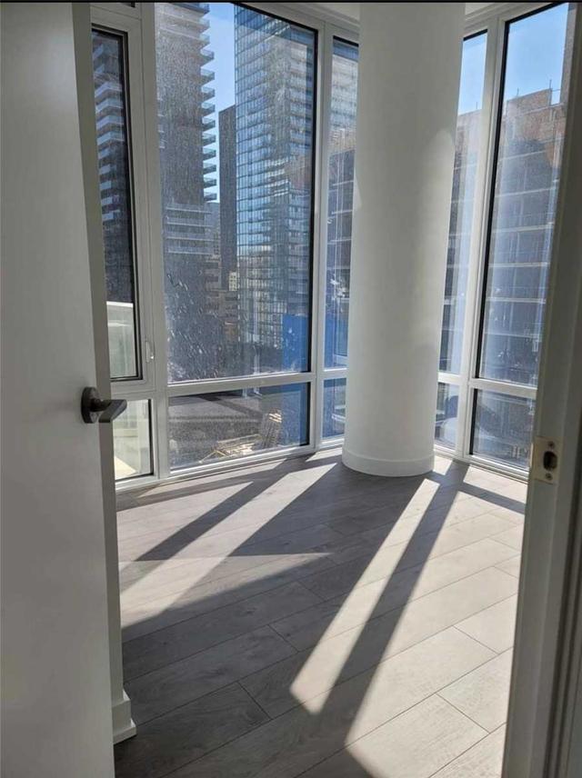 812 - 501 Yonge St S, Condo with 3 bedrooms, 2 bathrooms and 0 parking in Toronto ON | Image 2