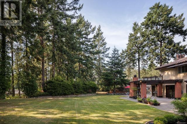 2495 Shannon Pl, House detached with 6 bedrooms, 8 bathrooms and 8 parking in Saanich BC | Image 15