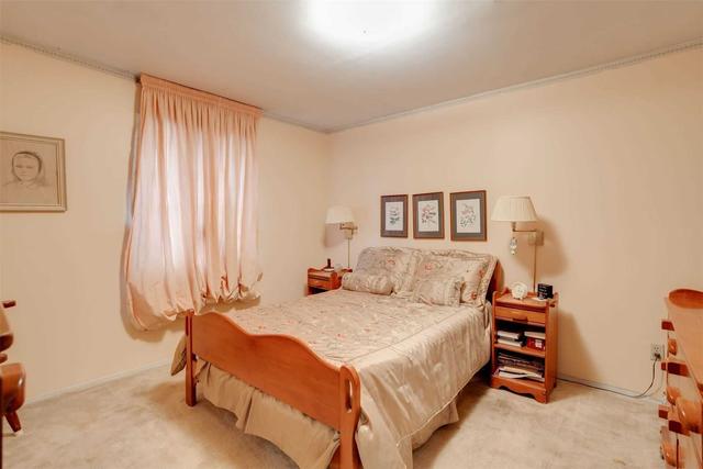 401 Hounslow Ave, House detached with 4 bedrooms, 2 bathrooms and 4 parking in Toronto ON | Image 3