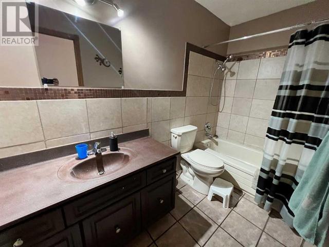 main level bathroom | Image 18