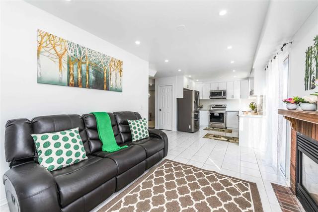 30 Softneedle Ave, House semidetached with 3 bedrooms, 4 bathrooms and 4 parking in Brampton ON | Image 3