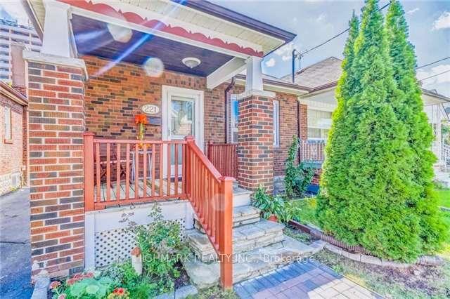 221 Livingstone Ave, House detached with 2 bedrooms, 2 bathrooms and 1 parking in Toronto ON | Image 5