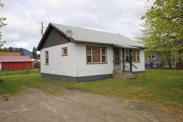 312 6th Avenue, House detached with 2 bedrooms, 1 bathrooms and 4 parking in Nakusp BC | Image 2