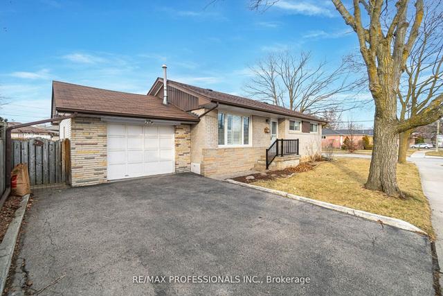 27 Honbury Rd, House detached with 3 bedrooms, 3 bathrooms and 3 parking in Toronto ON | Image 12
