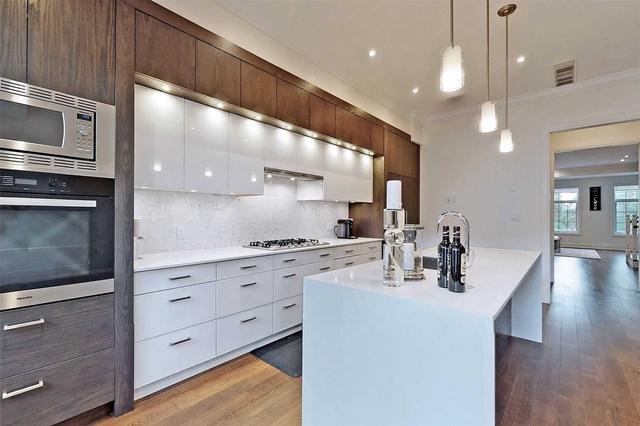 2460b Bayview Ave, House attached with 3 bedrooms, 5 bathrooms and 2 parking in Toronto ON | Image 2