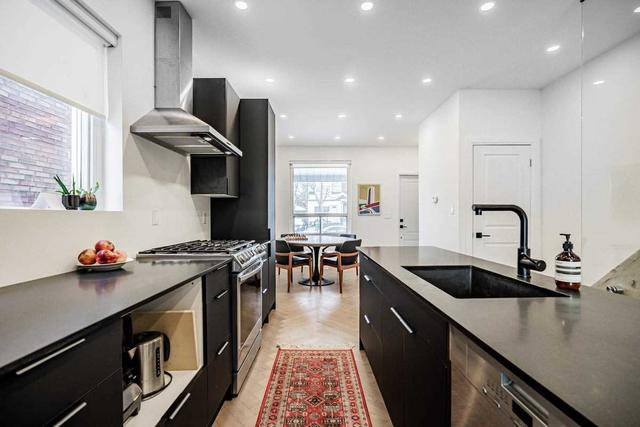 18 Royal St, House semidetached with 1 bedrooms, 3 bathrooms and 1 parking in Toronto ON | Image 3