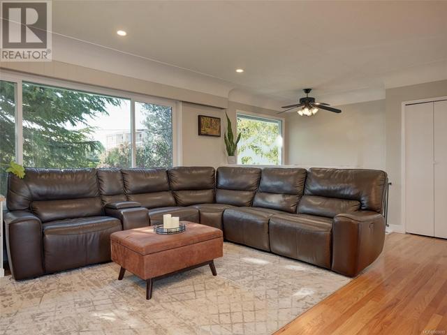 3240 Eldon Pl, House detached with 5 bedrooms, 2 bathrooms and 2 parking in Saanich BC | Image 9
