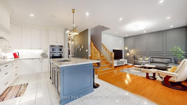 28 St James Ave, House detached with 3 bedrooms, 4 bathrooms and 4 parking in Vaughan ON | Image 2