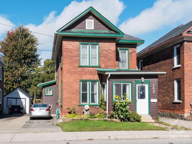 162 Chambers Street, House detached with 4 bedrooms, 2 bathrooms and 2 parking in Smiths Falls ON | Image 1
