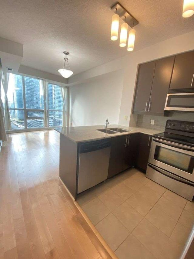 2301 - 18 Harbour St, Condo with 2 bedrooms, 2 bathrooms and 1 parking in Toronto ON | Image 8