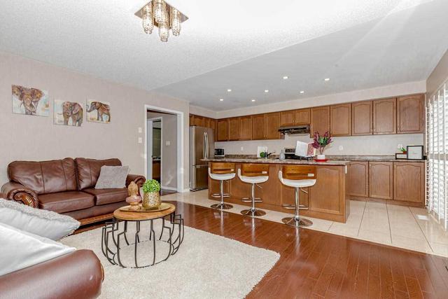 72 Newington Cres, House semidetached with 3 bedrooms, 4 bathrooms and 3 parking in Brampton ON | Image 6