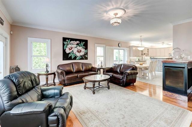 24 Queensborough Crt, House detached with 3 bedrooms, 3 bathrooms and 6 parking in Richmond Hill ON | Image 10