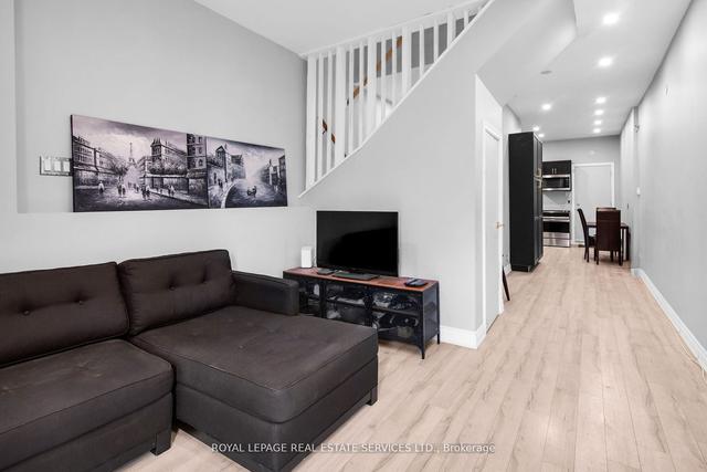660 Dundas St W, House attached with 2 bedrooms, 2 bathrooms and 2 parking in Toronto ON | Image 34