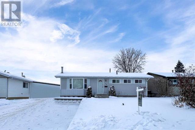 33 Fitzgerald Avenue, House detached with 3 bedrooms, 2 bathrooms and 6 parking in Wood Buffalo AB | Image 1