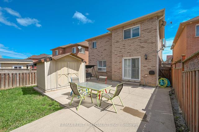 17 Whitehouse Cres, House detached with 4 bedrooms, 4 bathrooms and 6 parking in Brampton ON | Image 33