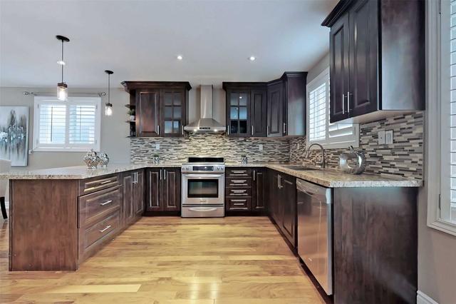 crt - 2262 Springfield Crt, House detached with 3 bedrooms, 3 bathrooms and 4 parking in Mississauga ON | Image 3