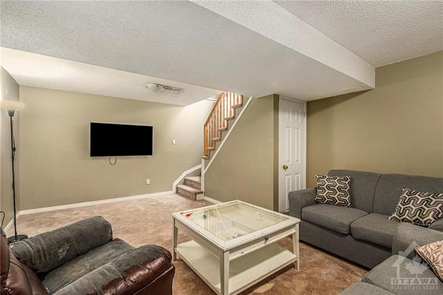 429 Wincanton Drive, Townhouse with 3 bedrooms, 3 bathrooms and 3 parking in Ottawa ON | Image 20