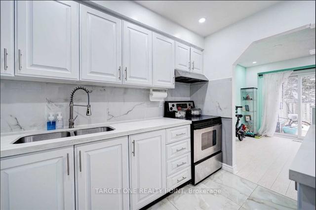 45 Dundalk Dr, Townhouse with 4 bedrooms, 4 bathrooms and 3 parking in Toronto ON | Image 2