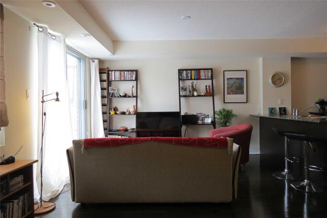 Th135 - 5 Elsie Lane, Condo with 2 bedrooms, 2 bathrooms and 1 parking in Toronto ON | Image 3