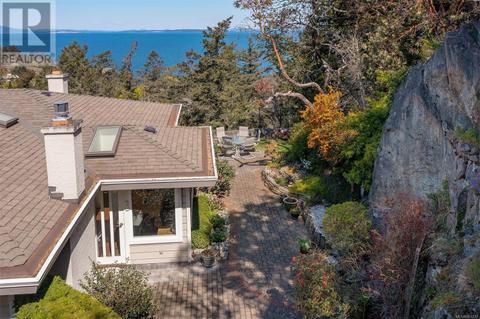 808 - 2829 Arbutus Rd, House attached with 3 bedrooms, 3 bathrooms and 2 parking in Saanich BC | Card Image