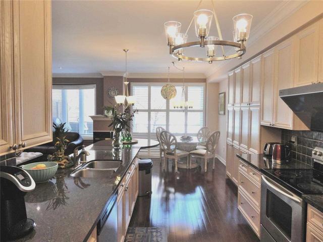 6 Carriage House Crt, House attached with 3 bedrooms, 3 bathrooms and 4 parking in Richmond Hill ON | Image 5