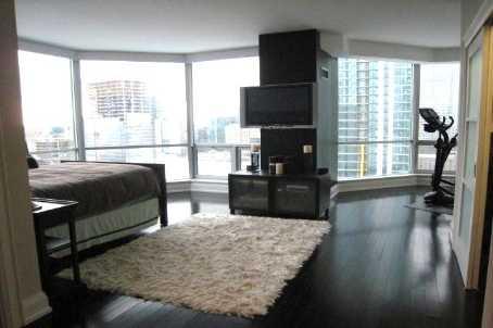 ph7 - 10 Queens Quay W, Condo with 2 bedrooms, 3 bathrooms and 2 parking in Toronto ON | Image 5