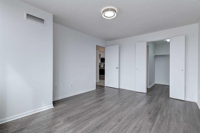 1212 - 1300 Mississauga Valley Blvd, Condo with 2 bedrooms, 2 bathrooms and 1 parking in Mississauga ON | Image 3