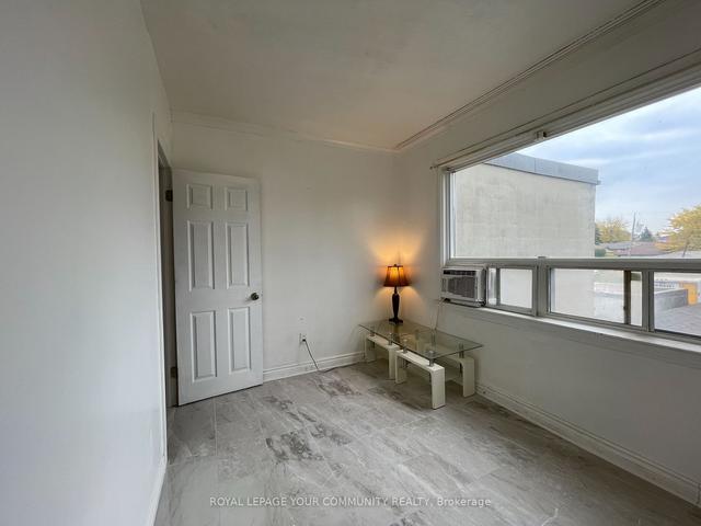 2885 Keele St N, Home with 3 bedrooms, 1 bathrooms and 1 parking in Toronto ON | Image 6