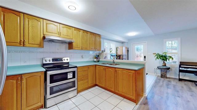 9017 Yonge St, House attached with 3 bedrooms, 3 bathrooms and 3 parking in Richmond Hill ON | Image 3