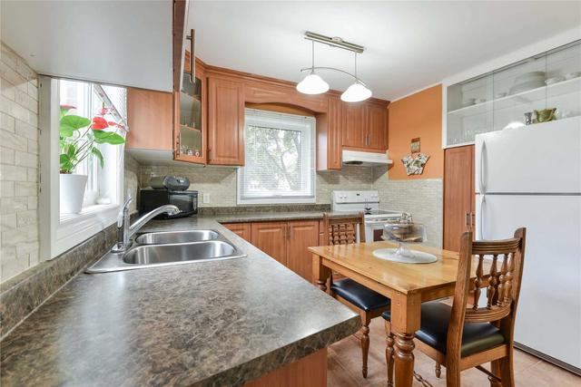 8 Binsell Ave, House detached with 4 bedrooms, 2 bathrooms and 7 parking in Brampton ON | Image 2