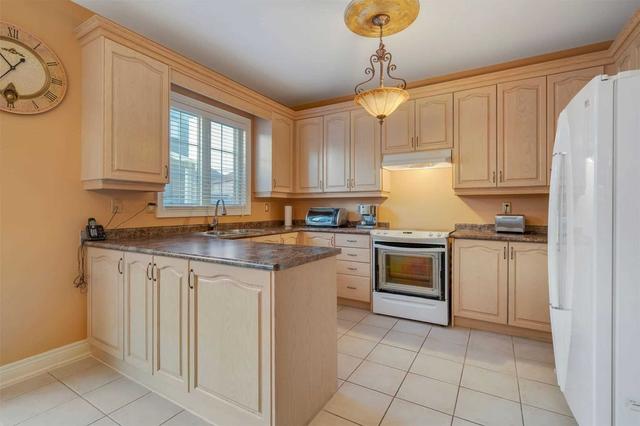 9 Valleycreek Dr, House detached with 4 bedrooms, 4 bathrooms and 6 parking in Brampton ON | Image 3