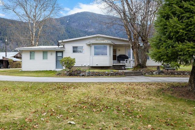 5030 Canyon Lister Road, House detached with 3 bedrooms, 2 bathrooms and 4 parking in Central Kootenay B BC | Image 2