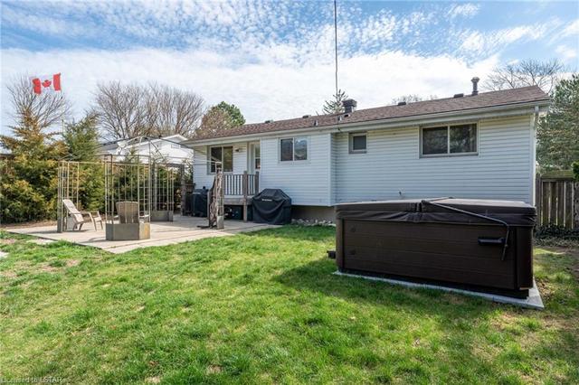 945 Hollands Avenue, House detached with 4 bedrooms, 2 bathrooms and null parking in Sarnia ON | Image 27