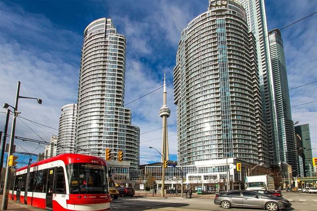 1112 - 8 York St, Condo with 2 bedrooms, 2 bathrooms and 1 parking in Toronto ON | Image 1