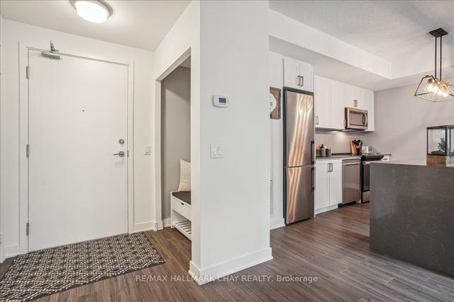 232 - 681 Yonge St, Condo with 1 bedrooms, 1 bathrooms and 1 parking in Barrie ON | Image 2