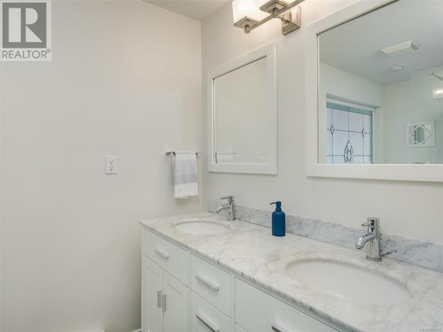4224 Oakview Pl, House detached with 5 bedrooms, 5 bathrooms and 2 parking in Saanich BC | Image 20