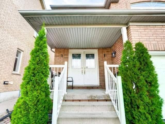 18 Grape Tr, House detached with 3 bedrooms, 3 bathrooms and 3 parking in Brampton ON | Image 2