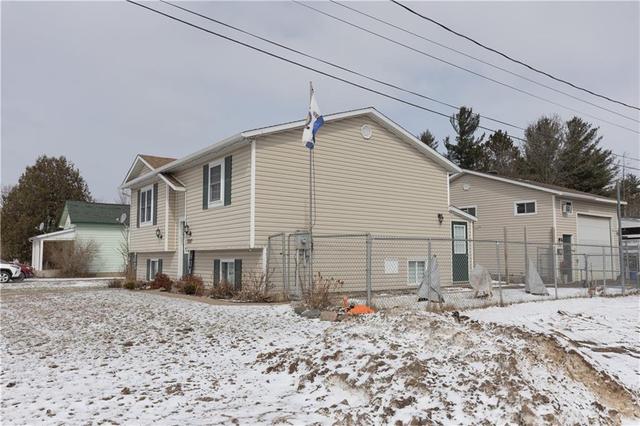 3287 Petawawa Boulevard, House detached with 3 bedrooms, 2 bathrooms and 3 parking in Petawawa ON | Image 4