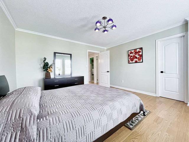 706 Queens Plate Dr, House attached with 3 bedrooms, 4 bathrooms and 2 parking in Toronto ON | Image 2