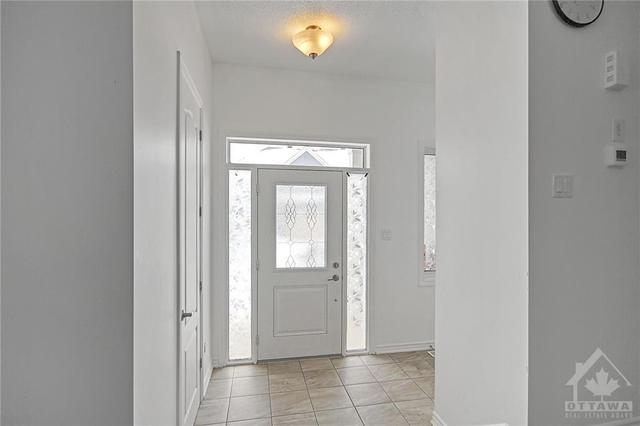 8 Darvoy Mews, Townhouse with 3 bedrooms, 3 bathrooms and 1 parking in Ottawa ON | Image 2