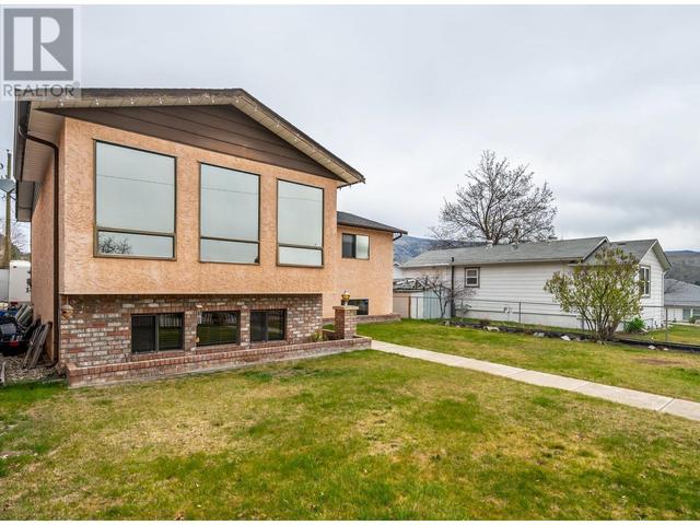 820 Bartlett Avenue, House detached with 4 bedrooms, 2 bathrooms and 4 parking in Oliver BC | Image 2