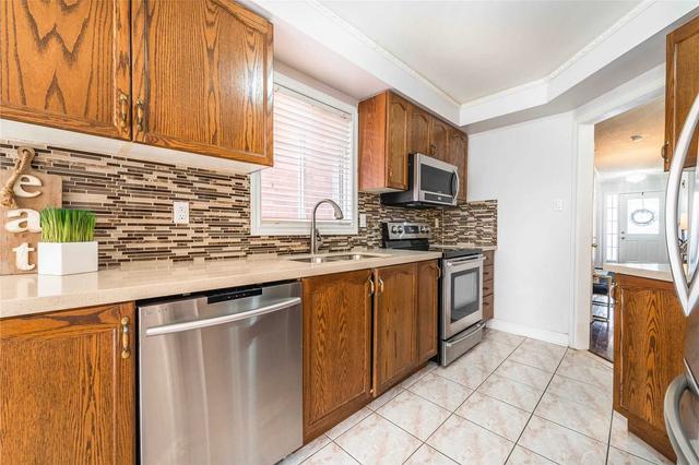 5372 Cosentino Gdns, House semidetached with 3 bedrooms, 3 bathrooms and 5 parking in Mississauga ON | Image 2
