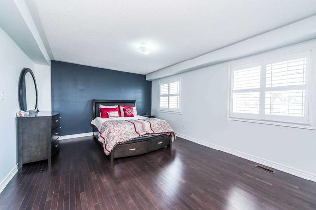 39 Saint Dennis Rd, House attached with 4 bedrooms, 3 bathrooms and 4 parking in Brampton ON | Image 5