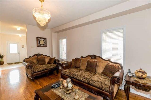46 Ozner Cres, House semidetached with 4 bedrooms, 3 bathrooms and 4 parking in Vaughan ON | Image 5