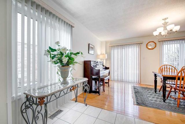 2899 Westbury Crt, House semidetached with 3 bedrooms, 2 bathrooms and 4 parking in Mississauga ON | Image 3