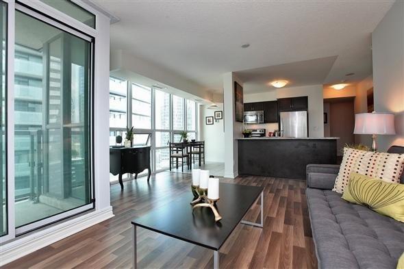 2206 - 19 Grand Trunk Cres, Condo with 2 bedrooms, 2 bathrooms and 1 parking in Toronto ON | Image 5