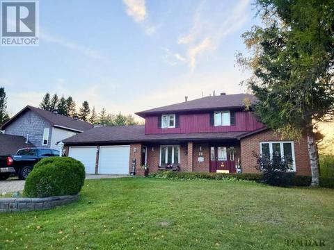 70 Kimberly Dr, House detached with 4 bedrooms, 3 bathrooms and null parking in Kapuskasing ON | Card Image